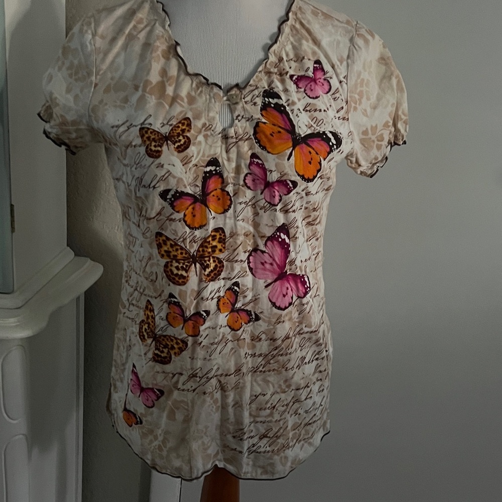 Koi scrub Short Sleeve Top with Butterfly Design - Cream and Pink